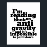 Buch über Anti Gravity Funny Science Geek Puns Poster<br><div class="desc">Ich lese ein Buch über die Schwerkraft und es ist unmöglich,  es niederzuschlagen. Funny science lässt sich für diejenigen entwerfen,  die Liebe haben,  Naturwissenschaften zu studieren. Coole und humorvolle Zitatartikel für Unis,  die Physik studieren. Ideal für Wissenschaftler und Physiker. Großartiges Weihnachtsgeschenk und Geburtstagsgeschenk für Familie und Freunde.</div>