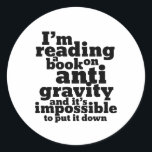 Buch über Anti Gravity Funny Science Geek Puns Runder Aufkleber<br><div class="desc">Ich lese ein Buch über die Schwerkraft und es ist unmöglich,  es niederzuschlagen. Funny science lässt sich für diejenigen entwerfen,  die Liebe haben,  Naturwissenschaften zu studieren. Coole und humorvolle Zitatartikel für Unis,  die Physik studieren. Ideal für Wissenschaftler und Physiker. Großartiges Weihnachtsgeschenk und Geburtstagsgeschenk für Familie und Freunde.</div>