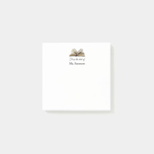 Buch vom Schreibtisch des Lehrers Post-it Klebezettel