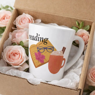 Buchen mit Kaffee und Glas mit Herbstblättern Milchtasse