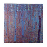 Buchenwald von Gustav Klimt, Vintager Jugendstil Fliese<br><div class="desc">Der Buchenwald (1902) von Gustav Klimt ist ein Vintages Viktorianisches Kunstlandschaftsbild der Ära,  das eine Naturlandschaft beherbergt. Ein dunkler Wald mit Buchen und Blätter in der Nacht. Über den Künstler: Gustav Klimt (1862-1918) war ein österreichischer Symbolik-Maler und einer der prominentesten Mitglieder der Wiener Jugendstil-Bewegung.</div>