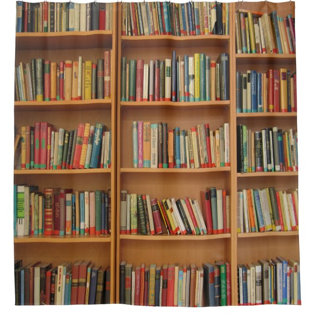 Bücher auf Bücherregal-Hintergrund Duschvorhang (Vorderseite)