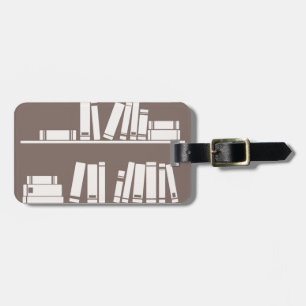 Bücher auf dem Regal für das Ablesen des Gepäckanhänger