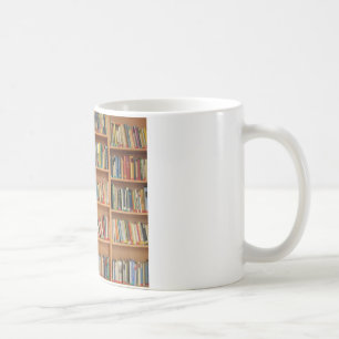 Bücher im Bücherregal Kaffeetasse