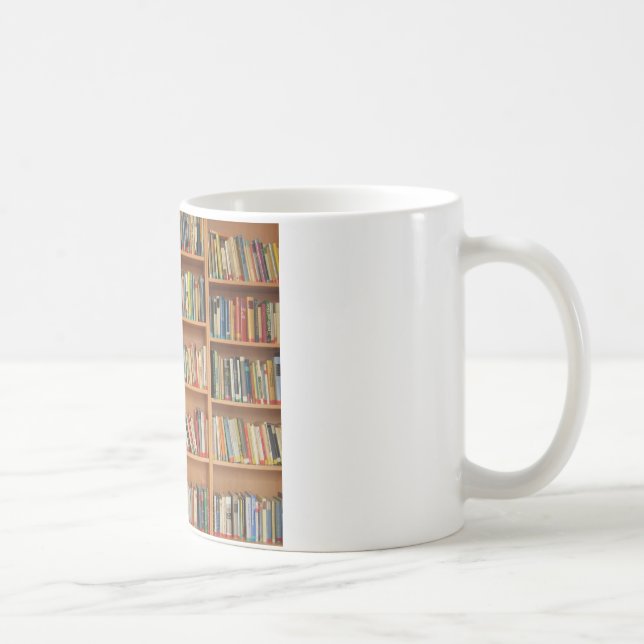 Bücher im Bücherregal Kaffeetasse (Rechts)