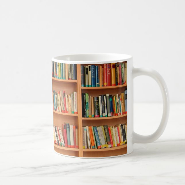 Bücher im Hintergrund der virtuellen Bibliothek Tasse (Rechts)