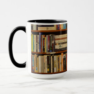 Bücher in der Bibliothek Tasse