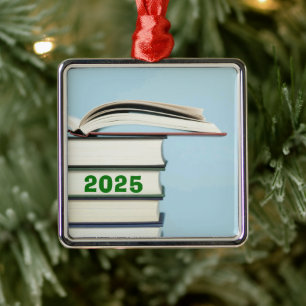 Bücher in einem Pile-Ornament Ornament Aus Metall
