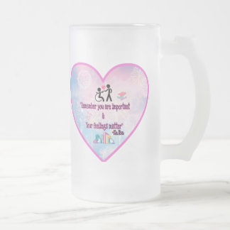 Bücher mit mattierter Tasse