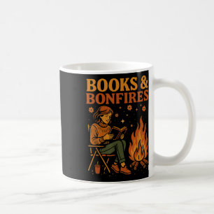 Bücher und Lagerfeuer Gemütliches Lagerfeuerlesen Kaffeetasse