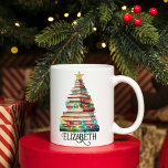 Bücher Weihnachtsbaum Librarian Book Lovers Name Kaffeetasse<br><div class="desc">Weihnachtsbaum in Aquarellen mit Leuchten aus gestapelten Büchern,  ein perfektes Geschenk für Buchliebhaber,  Lehrer und Bibliothekare,  mit Ihrem Namen anpassen.</div>
