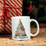 Bücher Weihnachtsbaumlehrer Buchliebhaber Name Kaffeetasse<br><div class="desc">Weihnachtsbaum in Aquarellen mit Leuchten aus gestapelten Büchern,  ein perfektes Geschenk für Buchliebhaber,  Lehrer und Bibliothekare,  mit Ihrem Namen anpassen.</div>