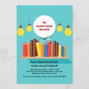 Bücher zur Einladung auf dem Sofa