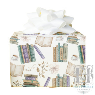 Bücherliebhaber wickelt Geschenkpapier in Weiß ein