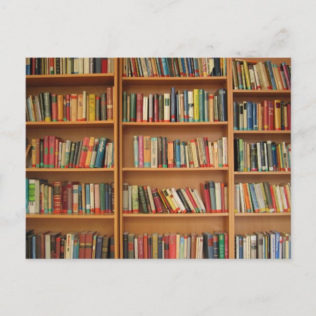 Bücherregalhintergrund Postkarte (Vorderseite)