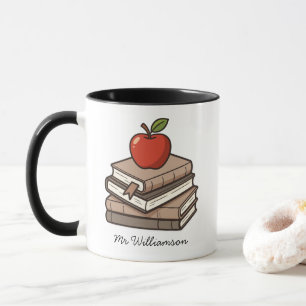 Bücherstapel und personalisierter Lehrermug mit Ap Tasse
