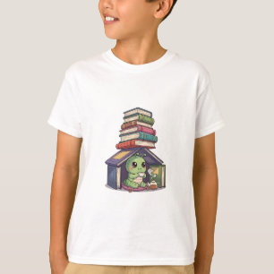 Bücherwurm, der im Bücherstapelhaus liest, Kinder T-Shirt