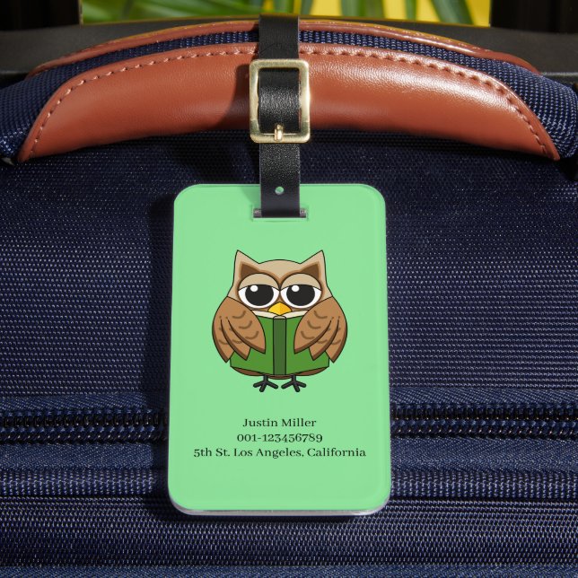 Bücherwurm-Eule liest Buch-Cartoon | Personalisier Gepäckanhänger (Vorderseite Insitu 2)