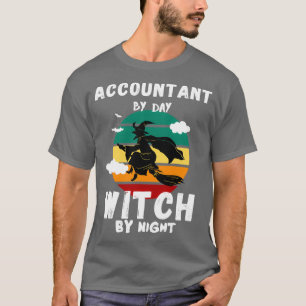 Buchhalter bei Tag Hexe bei Nacht lustig halloween T-Shirt