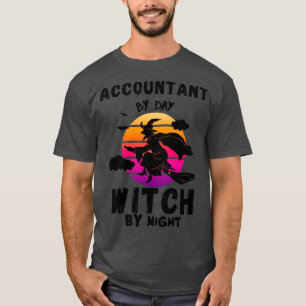 Buchhalter bei Tag Hexe bei Nacht lustig halloween T-Shirt