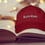 Buchliebhaber Buchtrovert bestickte Twill Cap Bestickte Baseballkappe<br><div class="desc">Achtung, Buchliebhaber und stolze buchhalterische Soule: diese Mütze ist für Sie. ・ Unstrukturierte, flache Chino-Kappe ・ Einstellbarer Stoffgurt mit antikem Verschluss aus Messing ・ Komfortabler, vorgekrümmter Wechsel Diese Kappe ist das ultimative Zubehör für den vollgetauchten, wahrhaft blauen Buchliebhaber. Tragen Sie es mit Stolz und lass der Welt wissen, dass Sie...</div>