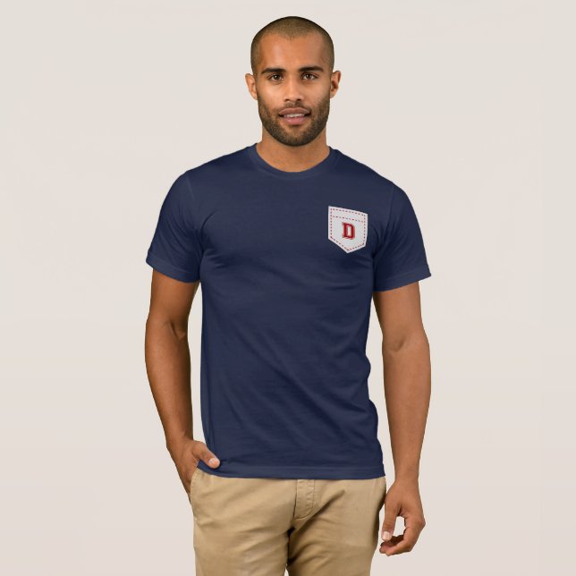 Buchstabe D - Initialname Alphabet Pocket Side Ver T-Shirt (Vorne ganz)