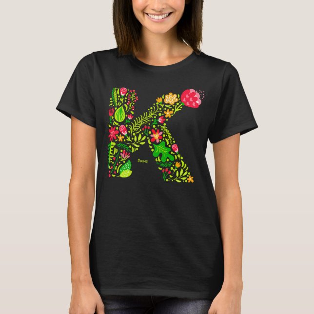 Buchstabe K im T - Shirt Blume (Vorderseite)
