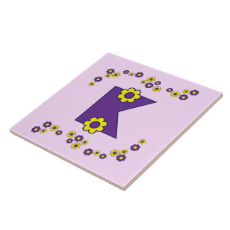 Buchstabe K in lila Monogramm Flores Fliese