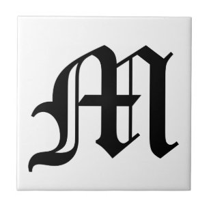 Buchstabe M: Alter englischer Text auf weißem Hin Fliese