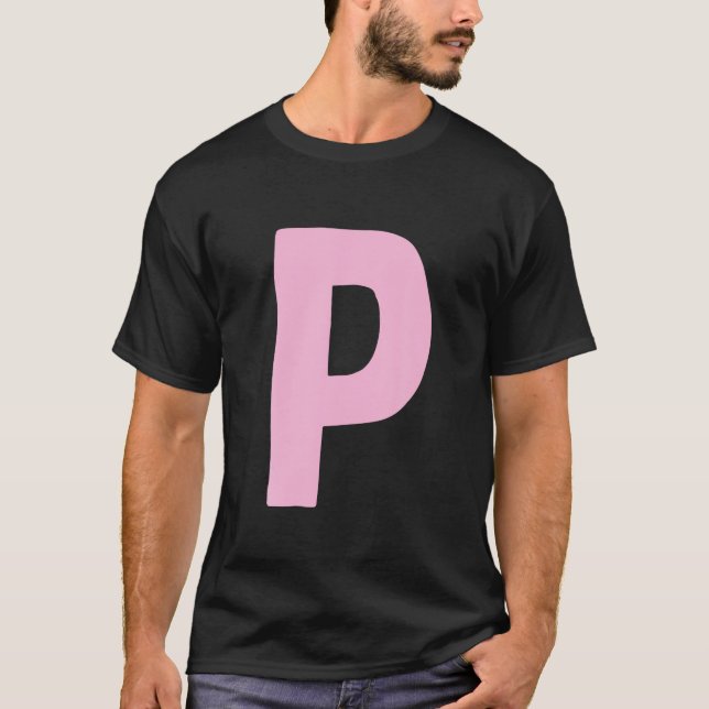 Buchstabe P groß und fett in rosa T-Shirt (Vorderseite)