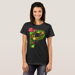 Buchstabe P im T - Shirt Blume