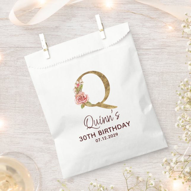 Buchstabe Q Gold Monogramm Blush Rosa Rosen Geschenktütchen (Ausgeschnitten)