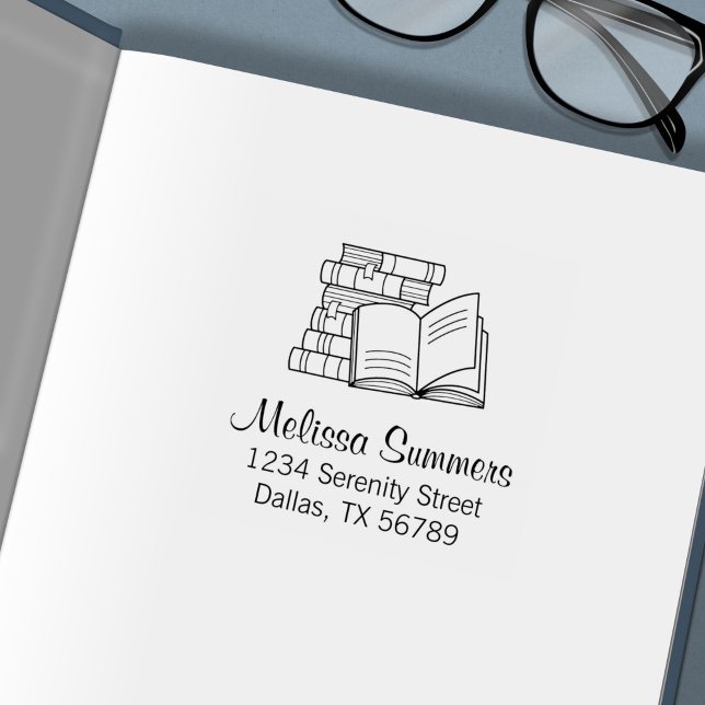 Buchstapel und offene Buchadresse Permastempel (Von Creator hochgeladen)