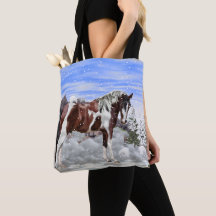 Bucht und Weiß Tobiano Paint Horse in Snow
