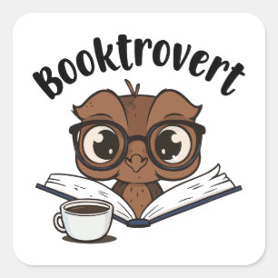 Buchtroverte Eule mit Buch und Kaffee Quadratischer Aufkleber