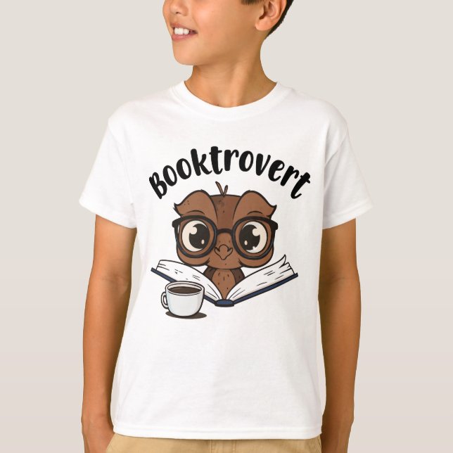 Buchtroverte Eule mit Buch und Kaffee T-Shirt (Vorderseite)