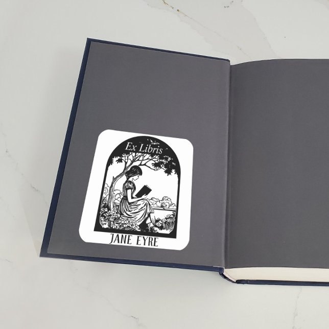 Buchzeichen - Mädchenlektüre unter Bäumen Quadratischer Aufkleber (Von Creator hochgeladen)