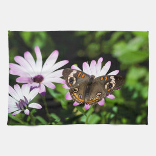 Buckeye Butterfly auf Lila Blume Handtuch