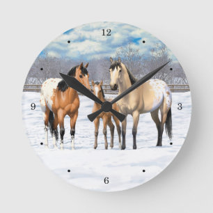 Buckskin Appaloosa Pferde im Schnee Runde Wanduhr