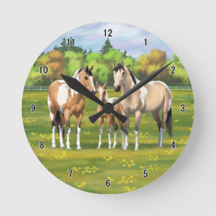 Buckskin Dun Pinto Paint Horses In Summer Pasture Runde Wanduhr