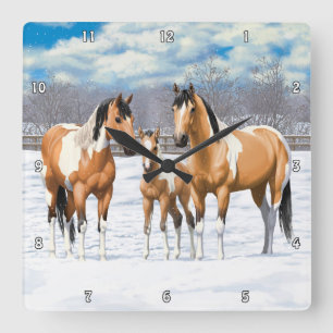 Buckskin Paint Horses In Snow Quadratische Wanduhr