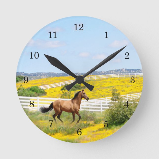 Buckskin Pferd, das im Feld der Blume läuft Runde Wanduhr (Vorderseite)