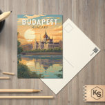 Budapest Ungarn Reisen Kunst Vintag Postkarte<br><div class="desc">Budapester Retrovektor-Reisedesign im Stil eines Emblems. Budapest,  Ungarns Hauptstadt,  wird von der Donau geteilt. Die Kettenbrücke aus dem 19. Jahrhundert verbindet das hügelige Stadtviertel Buda mit dem flachen Pest.</div>
