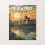 Budapest Ungarn Reisen Kunst Vintag Puzzle<br><div class="desc">Budapester Retrovektor-Reisedesign im Stil eines Emblems. Budapest,  Ungarns Hauptstadt,  wird von der Donau geteilt. Die Kettenbrücke aus dem 19. Jahrhundert verbindet das hügelige Stadtviertel Buda mit dem flachen Pest.</div>
