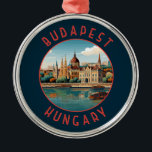 Budapest Ungarn Retro Distressed Circle Ornament Aus Metall<br><div class="desc">Budapester Retrovektor-Reisedesign im Stil eines Emblems. Budapest,  Ungarns Hauptstadt,  wird von der Donau geteilt. Die Kettenbrücke aus dem 19. Jahrhundert verbindet das hügelige Stadtviertel Buda mit dem flachen Pest.</div>
