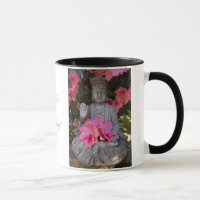 Buddah unter Azaleen-Tasse