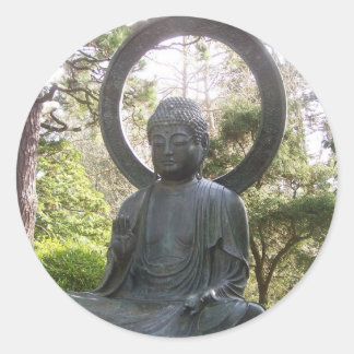 Buddha im japanischen Teegarten Runder Aufkleber