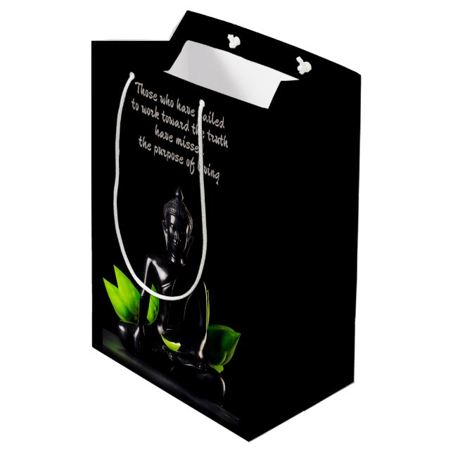 Buddha Quote 1 Geschenktasche Mittlere Geschenktüte (Rückseite Schrägansicht)