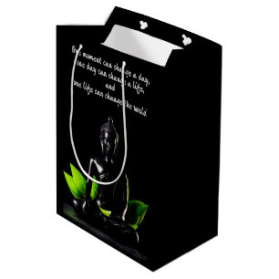 Buddha Quote 2 Geschenktasche Mittlere Geschenktüte