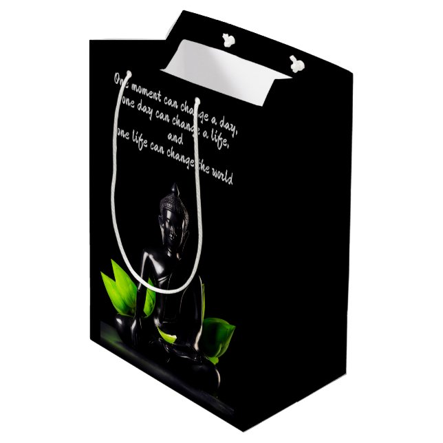 Buddha Quote 2 Geschenktasche Mittlere Geschenktüte (Rückseite Schrägansicht)